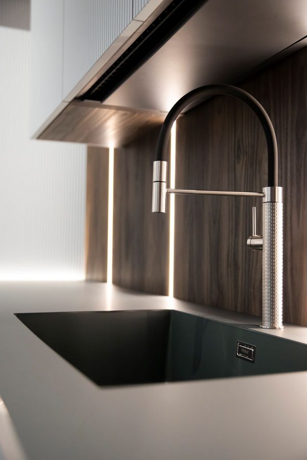 Luce regolabile, dettaglio della cucina Luce