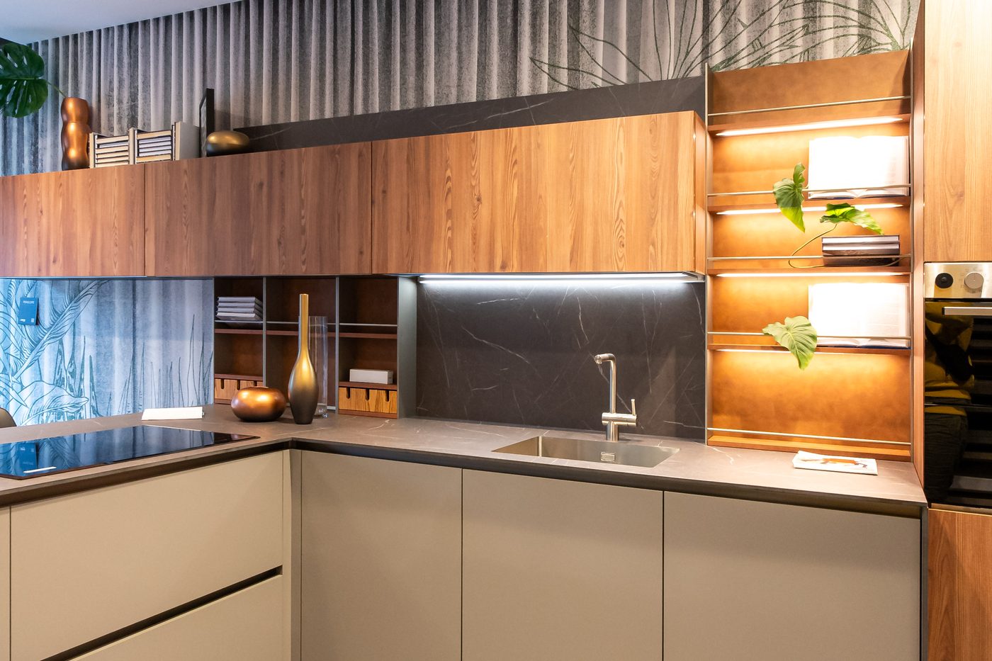 Cucina ad angolo con basi chiare, pensili in legno e boiserie attrezzata illuminata