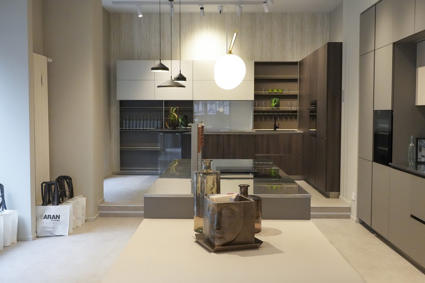 Vista d'insieme dello showroom ARAN Cucine di Varese