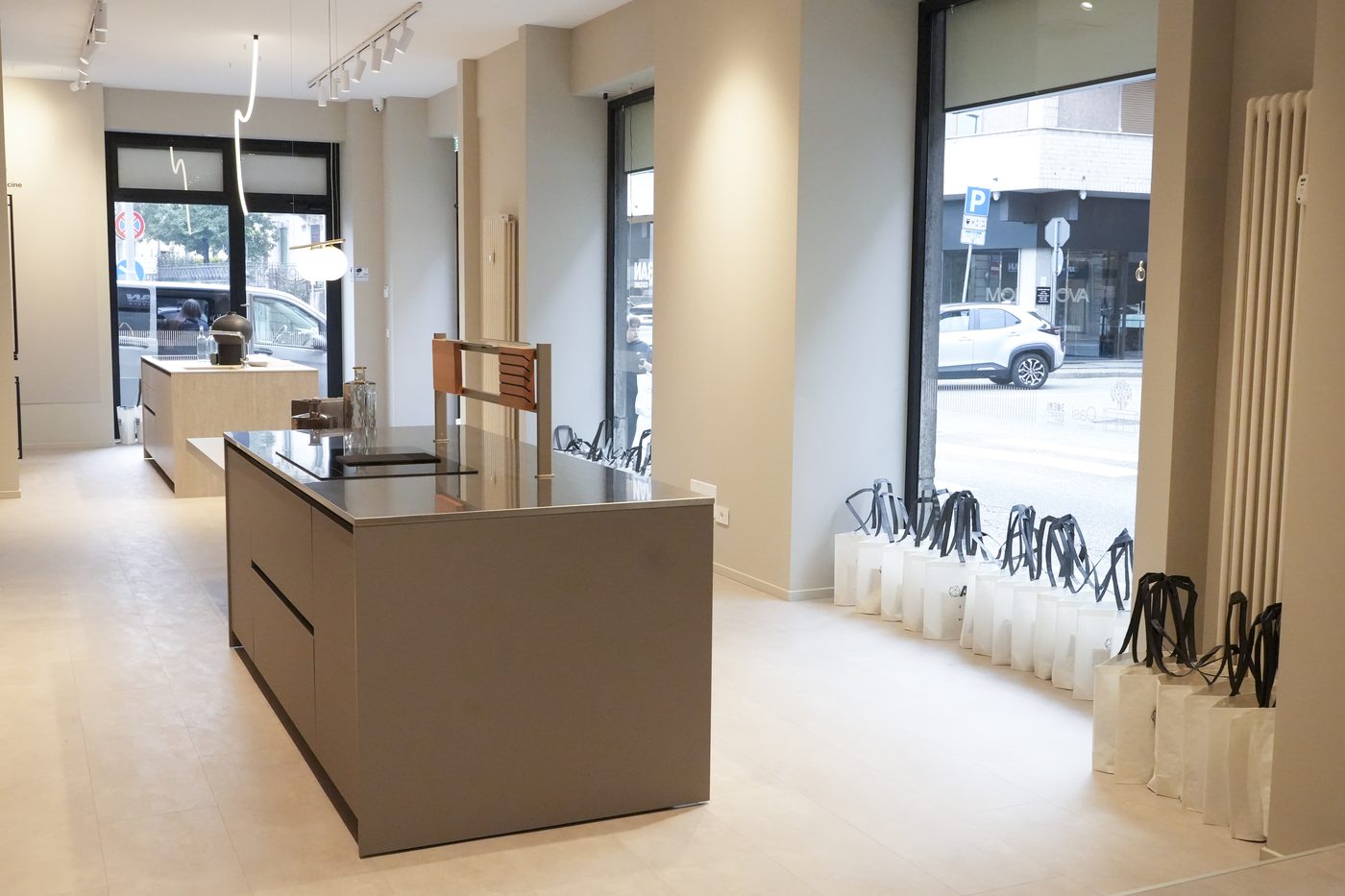 Isola vicino alle vetrine dello showroom di Varese