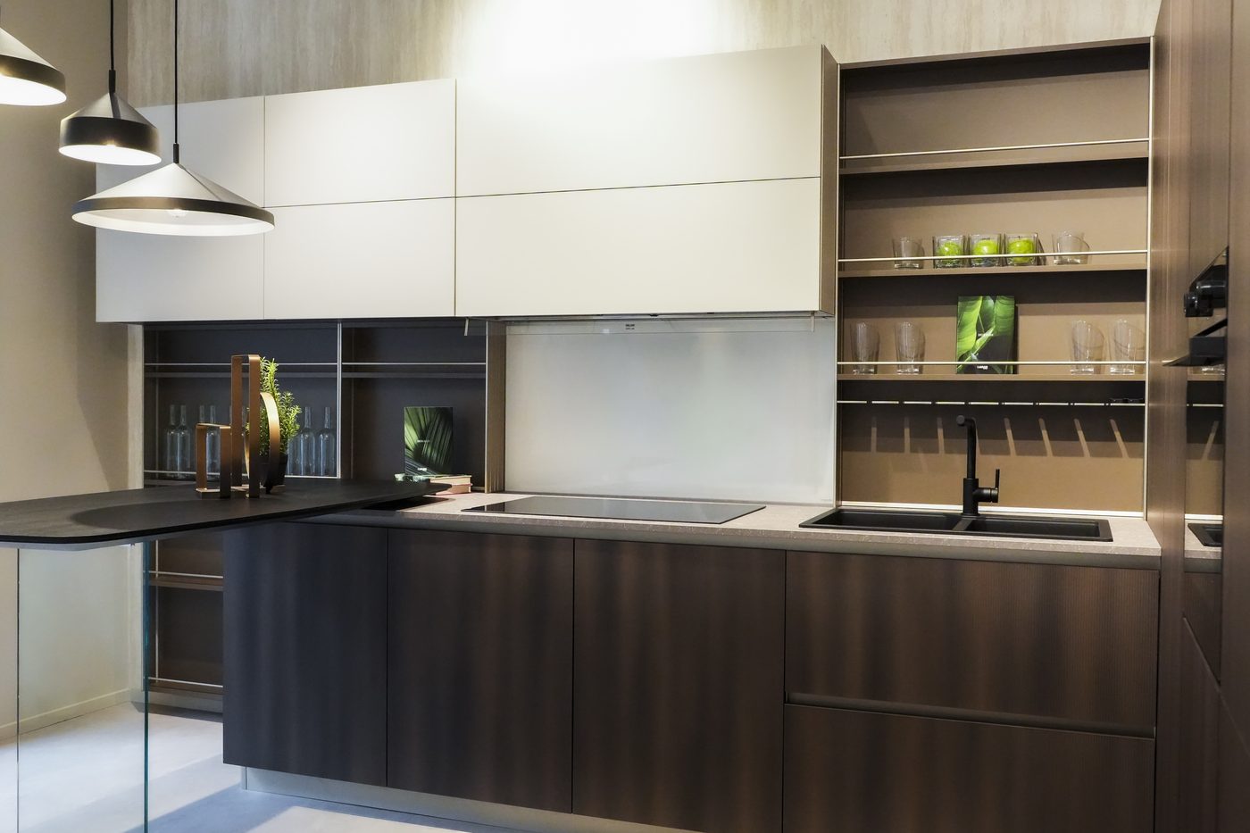 Cucina in legno scuro con penisola e lampade a sospensione