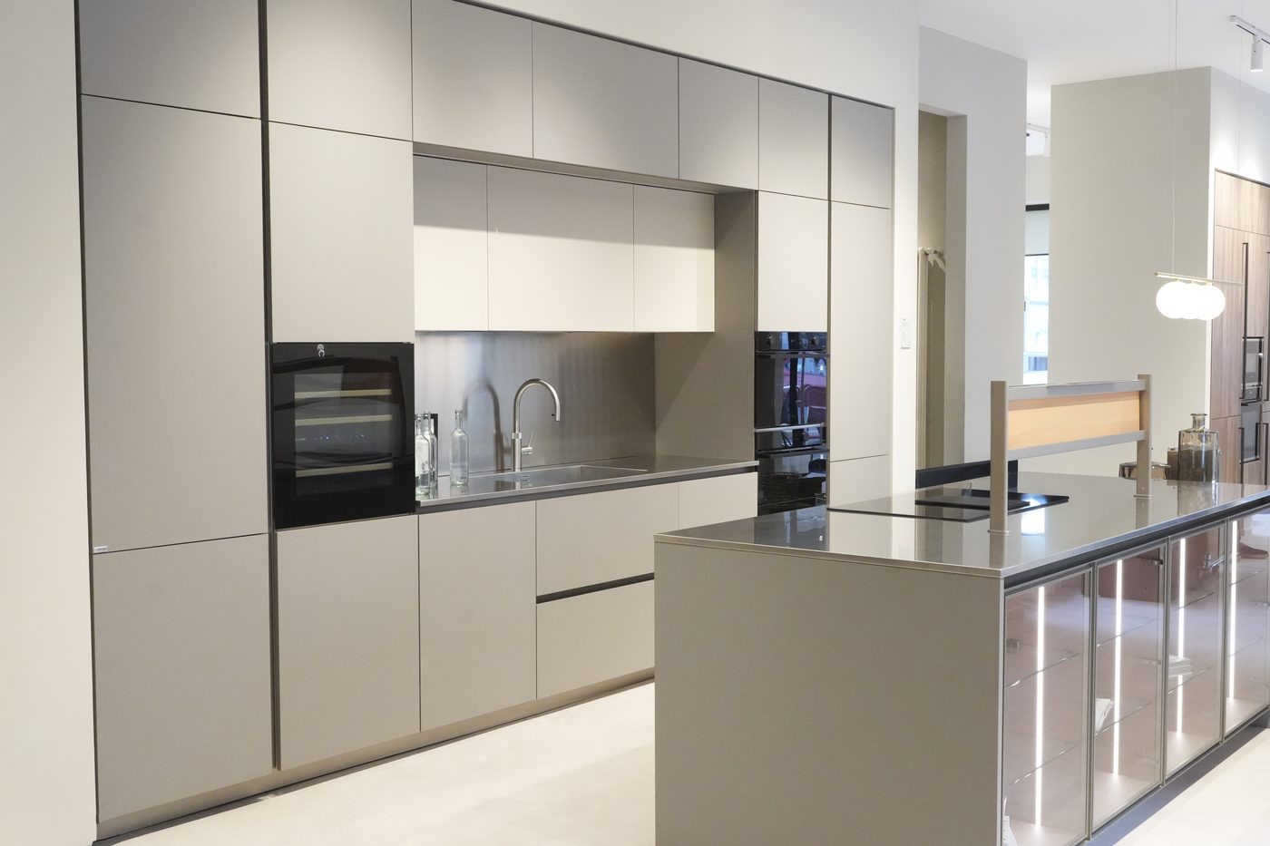Cucina grigia con isola in acciaio
