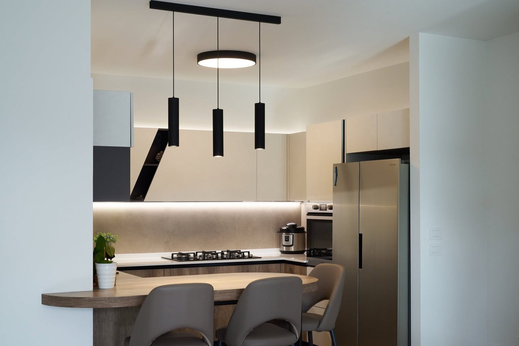 La cucina che diventa tavolo — ARAN cucine Store Pescara
